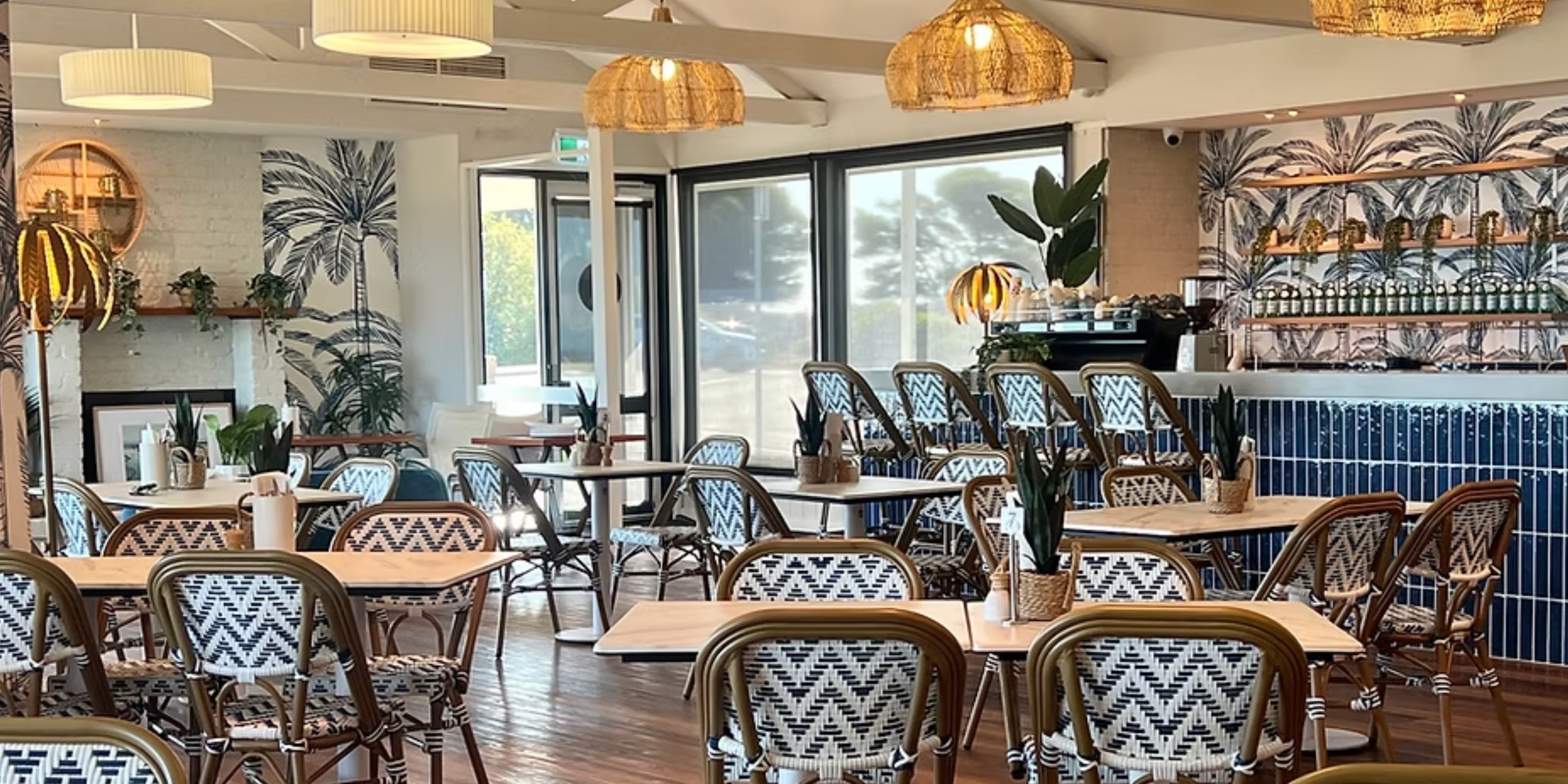 Beaches Cafe & Bar: Coastal Comfort and Ocean Views in Warrnambool
